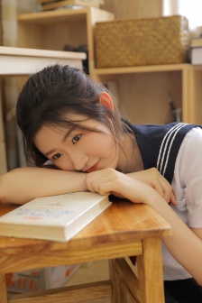 《年轻的女教师》在线